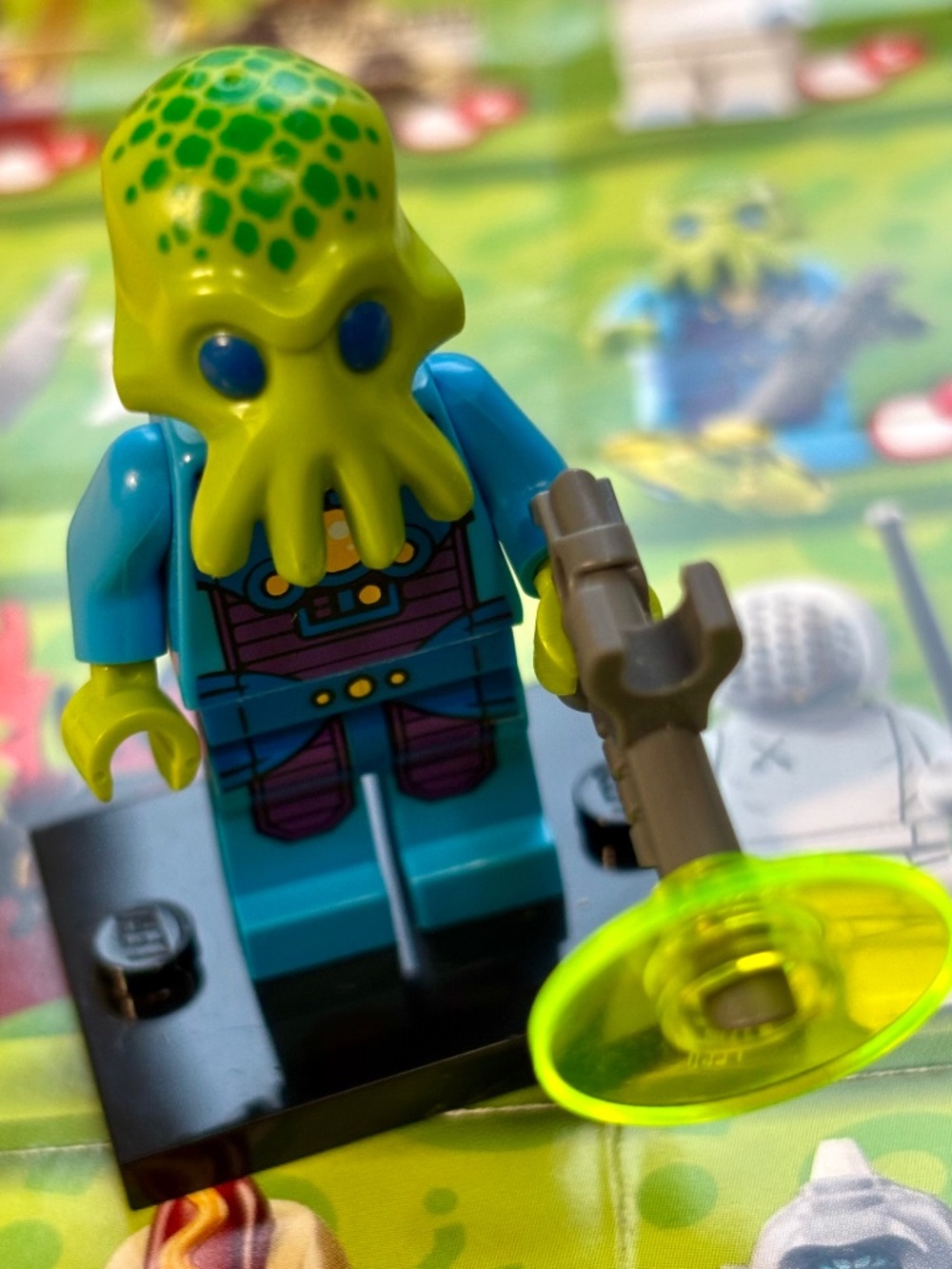 LEGO SERIES 13 "Alien Trooper" col13-7 with stand, pamphlet & accessories.